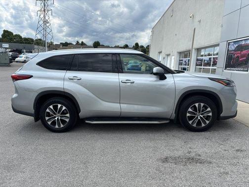 Celestial Silver Metallic 2021 Toyota Highlander XLE