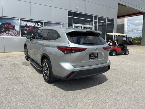 Celestial Silver Metallic 2021 Toyota Highlander XLE