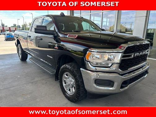 Diamond Black Crystal Pearlcoat 2022 RAM 3500 Tradesman Crew Cab 4x4 8' Box