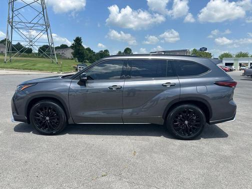 Magnetic Gray Metallic 2025 Toyota Highlander XSE