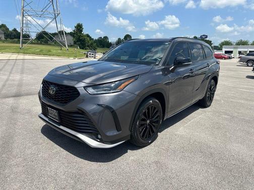 Magnetic Gray Metallic 2025 Toyota Highlander XSE