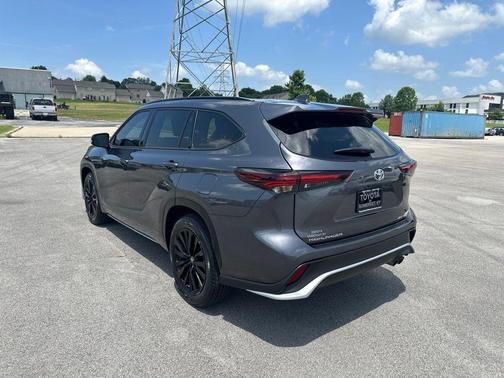 Magnetic Gray Metallic 2025 Toyota Highlander XSE