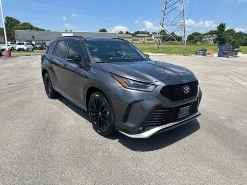 Magnetic Gray Metallic 2025 Toyota Highlander XSE