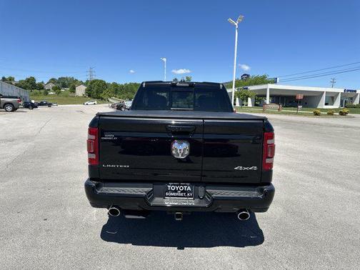 Diamond Black Crystal Pearlcoat 2024 RAM 1500 Limited