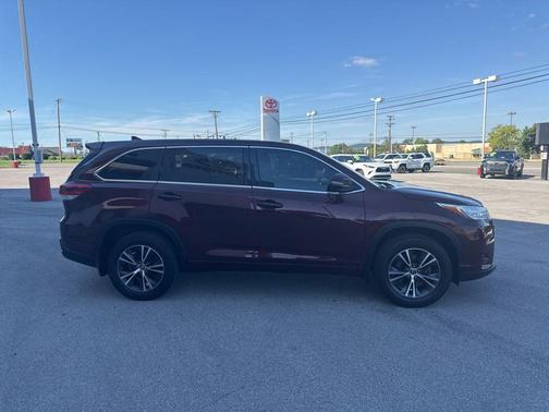 Ooh La La Rouge Mica 2017 Toyota Highlander LE Plus