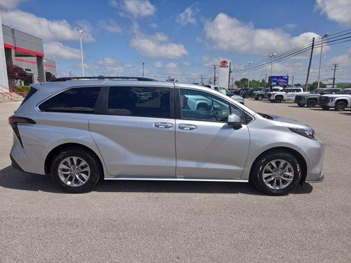 2024 Toyota Sienna XLE 8 Passenger
