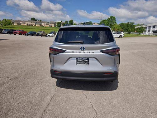 2024 Toyota Sienna XLE 8 Passenger