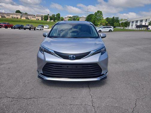 2024 Toyota Sienna XLE 8 Passenger