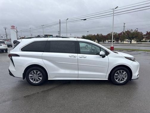 2025 Toyota Sienna XLE 8 Passenger