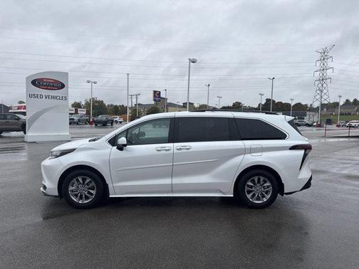 2025 Toyota Sienna XLE 8 Passenger