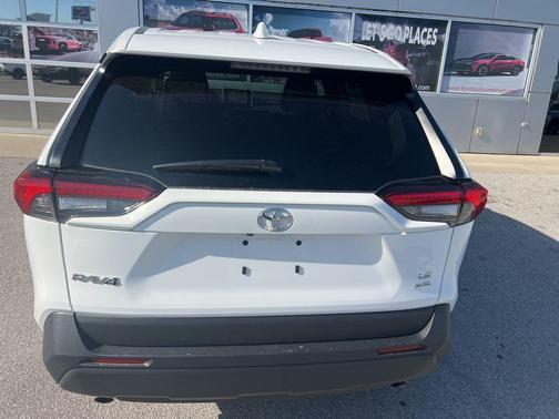 Ice 2025 Toyota RAV4 LE