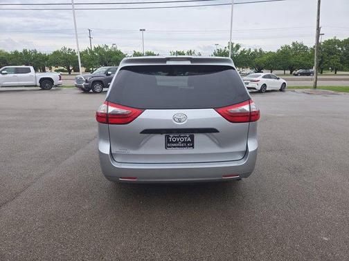 2020 Toyota Sienna SE