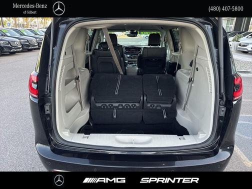 Brilliant Black Crystal Pearlcoat 2023 Chrysler Pacifica Touring L