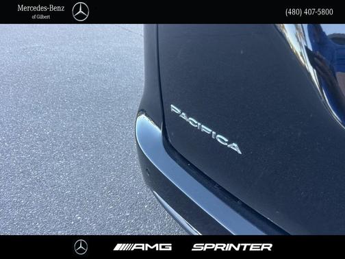 Diamond Black Crystal Pearlcoat 2024 Chrysler Pacifica Touring L