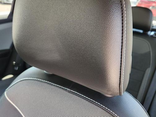 Silver Metallic 2023 Volkswagen Taos 1.5T SE