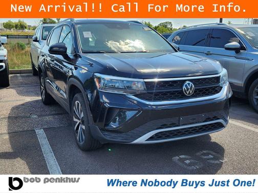 Deep Black Pearl 2024 Volkswagen Taos 1.5T SE