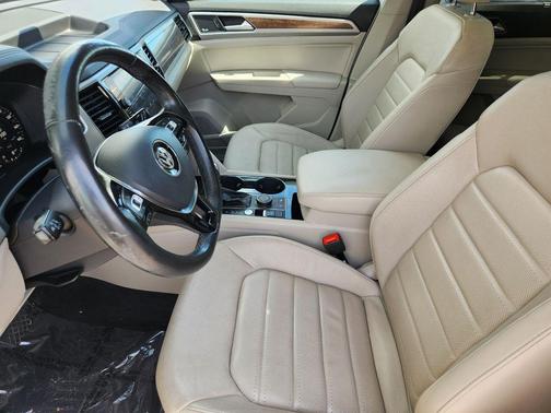 Pure White 2018 Volkswagen Atlas 3.6L SEL Premium