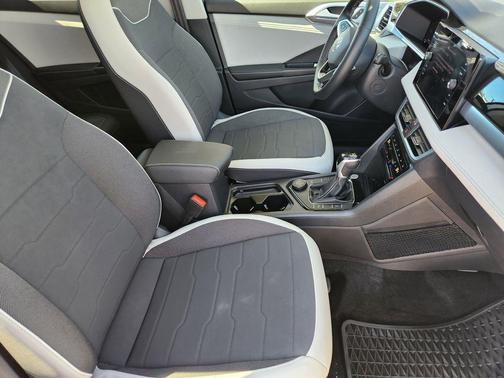 Pure White 2025 Volkswagen Taos 1.5T SE