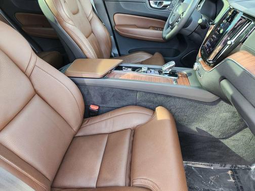 2023 Volvo XC60 Recharge Plug-In Hybrid T8 Ultimate Bright Theme