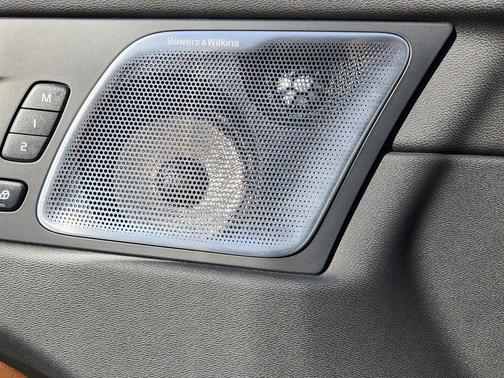 2023 Volvo XC60 Recharge Plug-In Hybrid T8 Ultimate Bright Theme