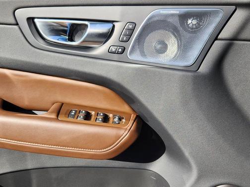 2023 Volvo XC60 Recharge Plug-In Hybrid T8 Ultimate Bright Theme