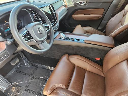 2023 Volvo XC60 Recharge Plug-In Hybrid T8 Ultimate Bright Theme
