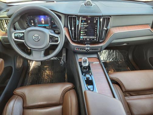 2023 Volvo XC60 Recharge Plug-In Hybrid T8 Ultimate Bright Theme