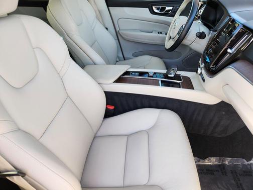 2022 Volvo XC60 B5 Momentum