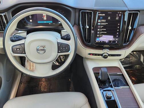 2022 Volvo XC60 B5 Momentum