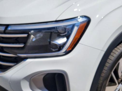 Pure White 2025 Volkswagen Atlas 2.0T SE w/Technology 4MOTION