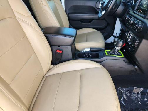 Bright White Clearcoat 2018 Jeep Wrangler Unlimited Sahara