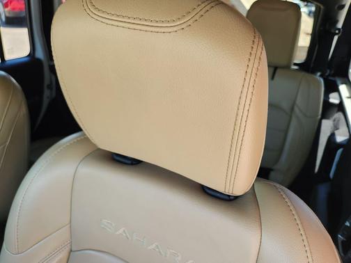 Bright White Clearcoat 2018 Jeep Wrangler Unlimited Sahara