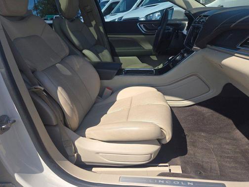 White Platinum Tri-Coat 2017 Lincoln Continental Select