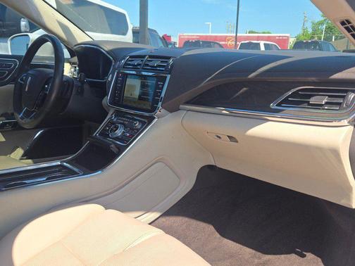 White Platinum Tri-Coat 2017 Lincoln Continental Select