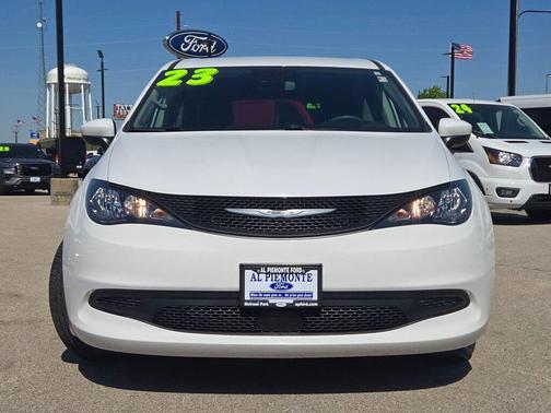 Bright White Clearcoat 2023 Chrysler Voyager LX
