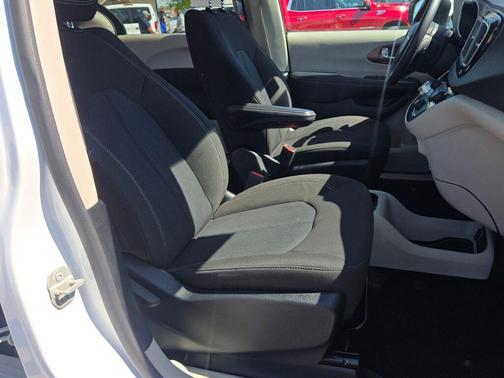 Bright White Clearcoat 2023 Chrysler Voyager LX