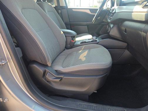 Iconic Silver Metallic 2022 Ford Escape SE