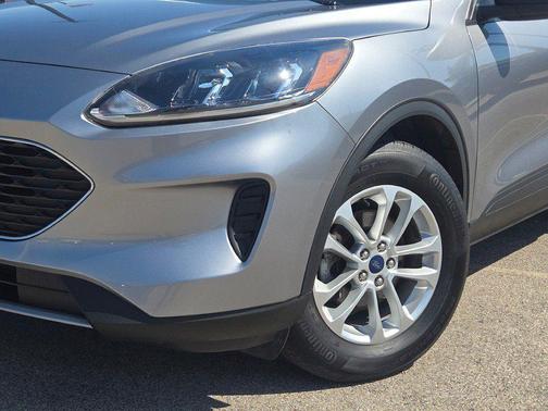 Iconic Silver Metallic 2022 Ford Escape SE