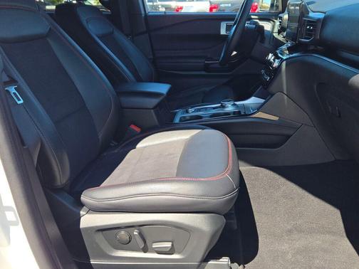 Star White Metallic Tri-Coat 2024 Ford Explorer ST-Line