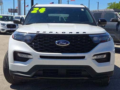 Star White Metallic Tri-Coat 2024 Ford Explorer ST-Line