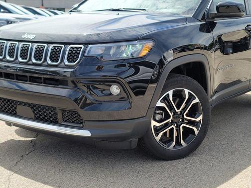 Diamond Black Crystal Pearlcoat 2023 Jeep Compass Limited