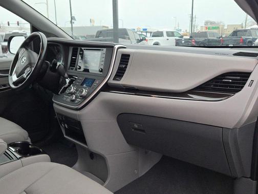 2020 Toyota Sienna XLE