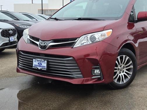 2020 Toyota Sienna XLE