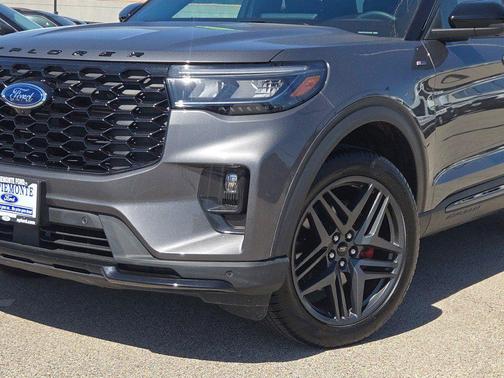 Gray Metallic 2025 Ford Explorer ST-Line