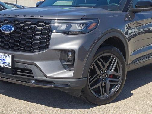 Gray Metallic 2025 Ford Explorer ST-Line