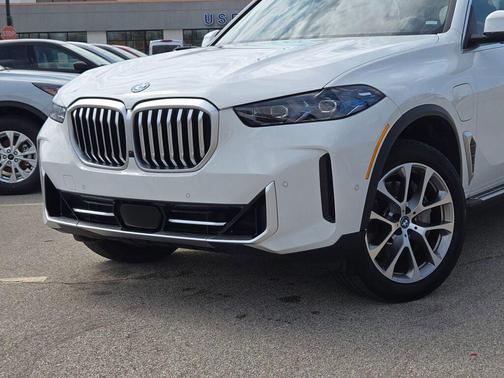 Alpine White 2025 BMW X5 PHEV xDrive50e