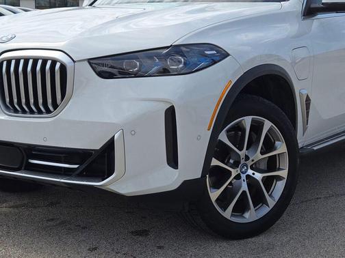 Alpine White 2025 BMW X5 PHEV xDrive50e