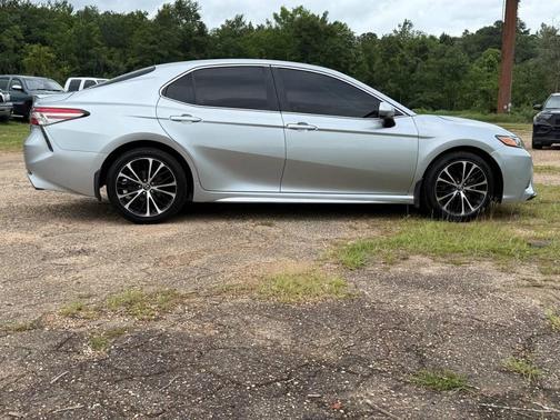 Celestial Silver Metallic 2018 Toyota Camry SE