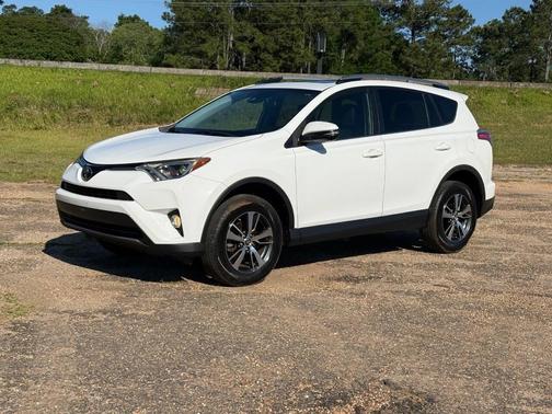 Super White 2018 Toyota RAV4 XLE