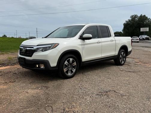 White 2019 Honda Ridgeline RTL